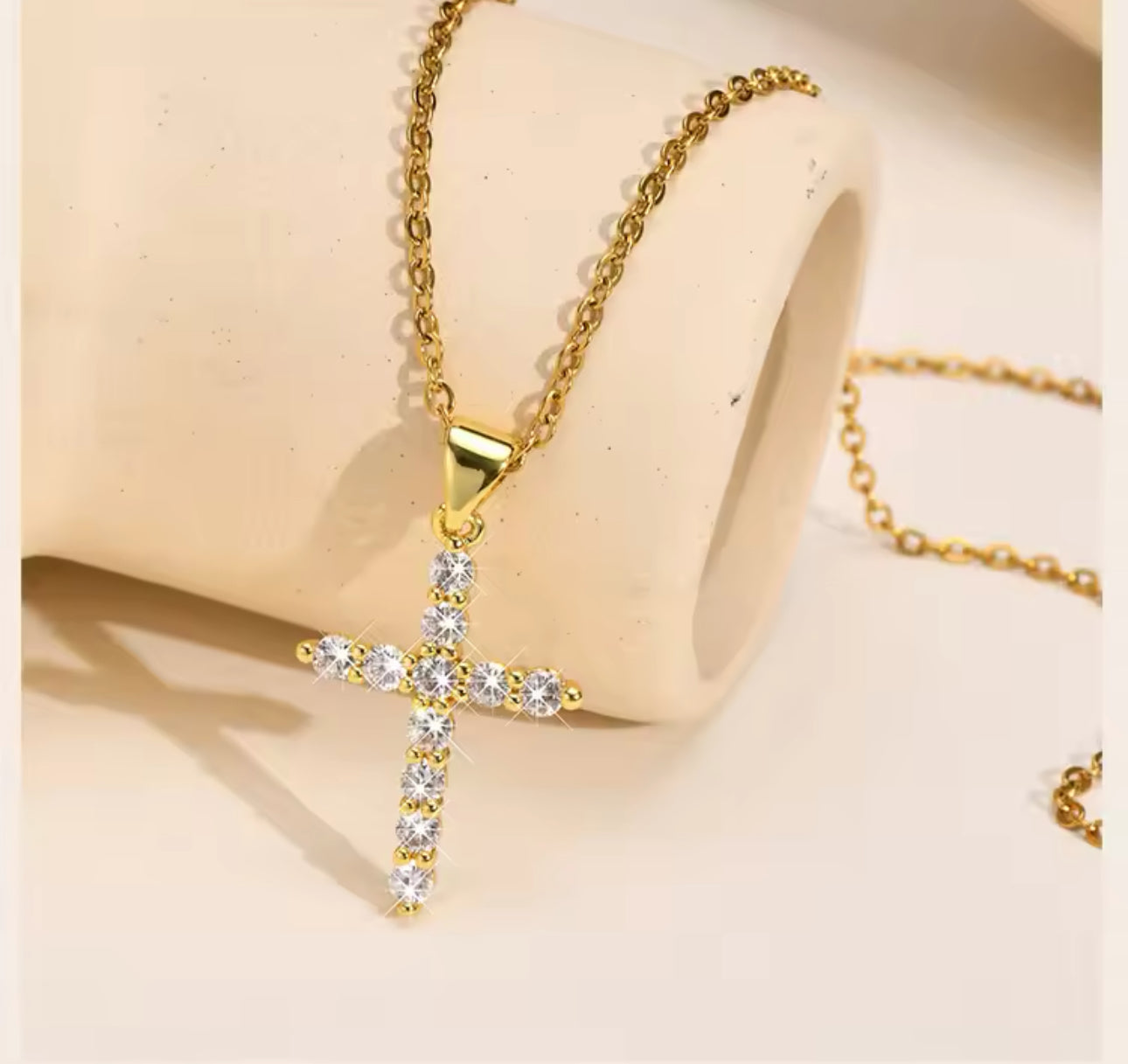 Cross pendant necklace