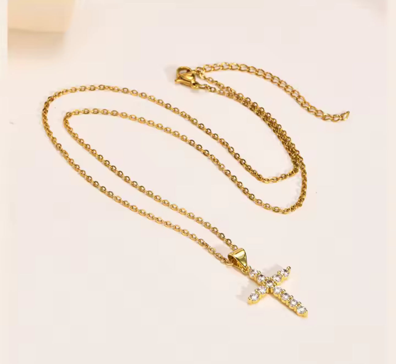 Cross pendant necklace