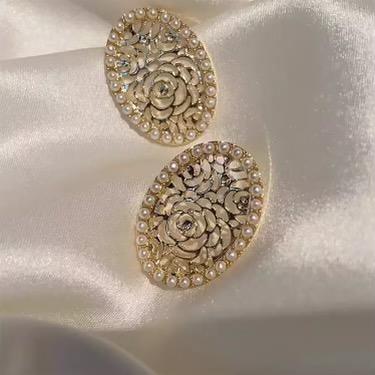 Oval pearl rose earrings